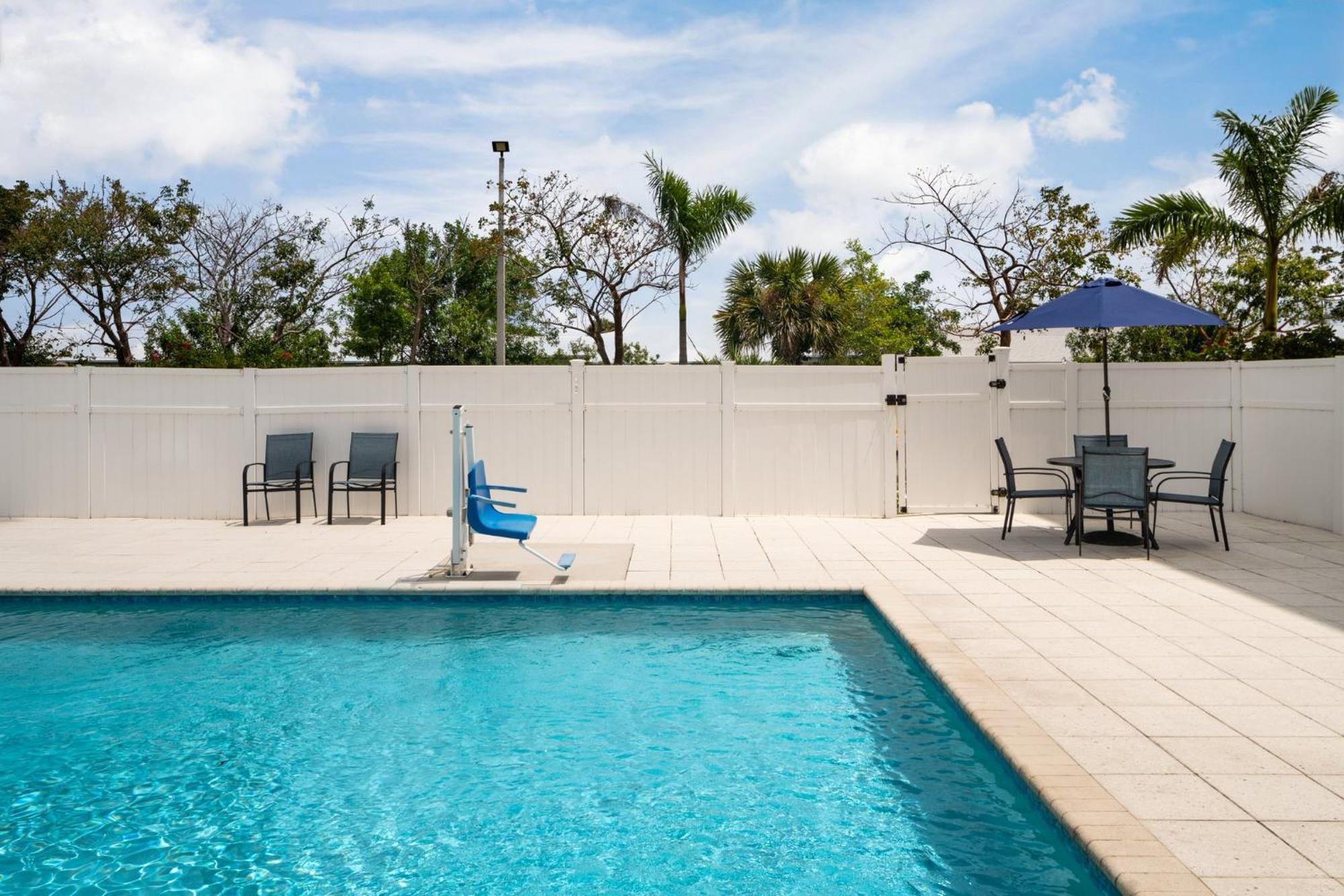 Hotel Express & Boynton West By Ihg