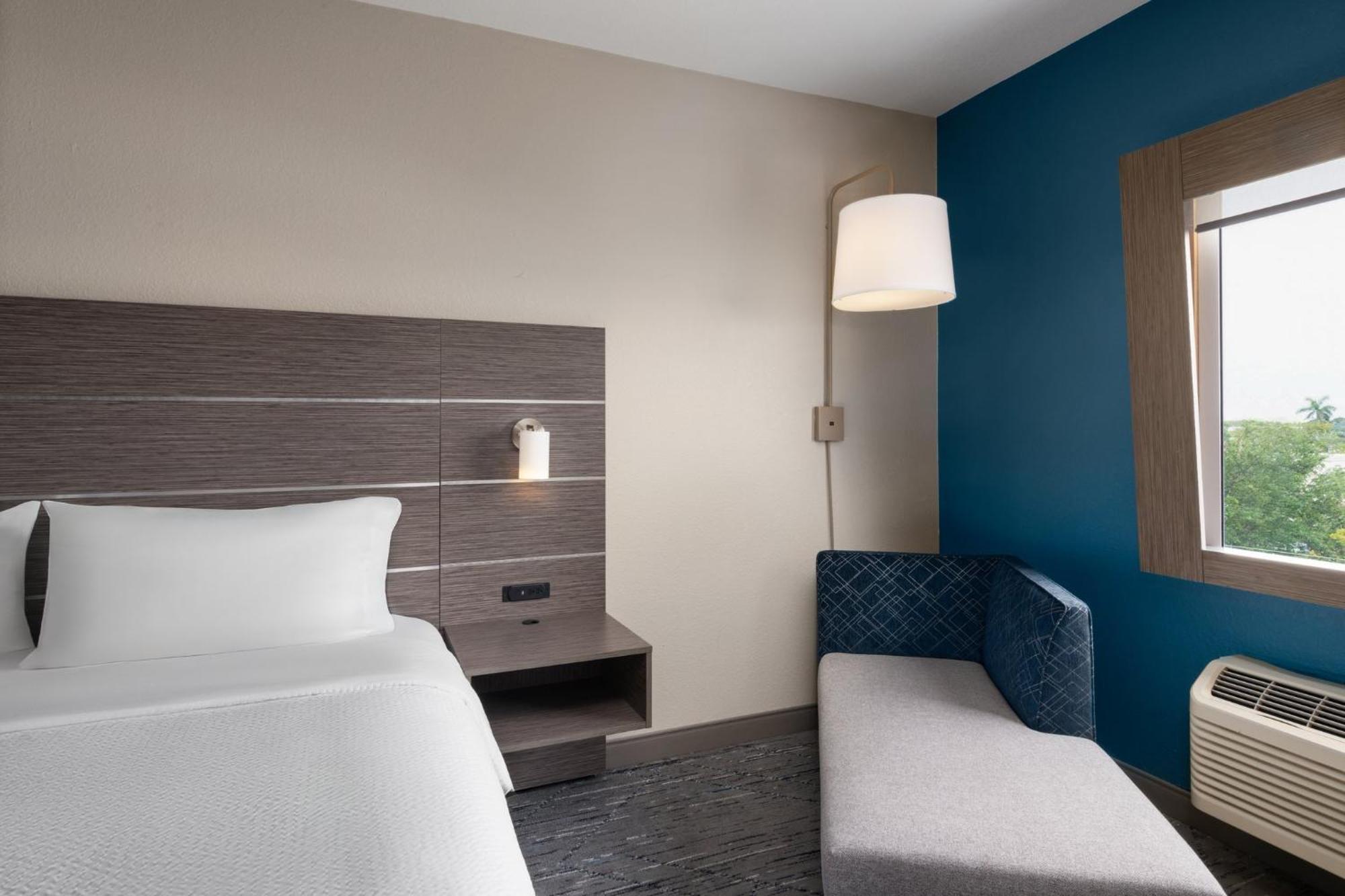 Hotel Express & Boynton West By Ihg