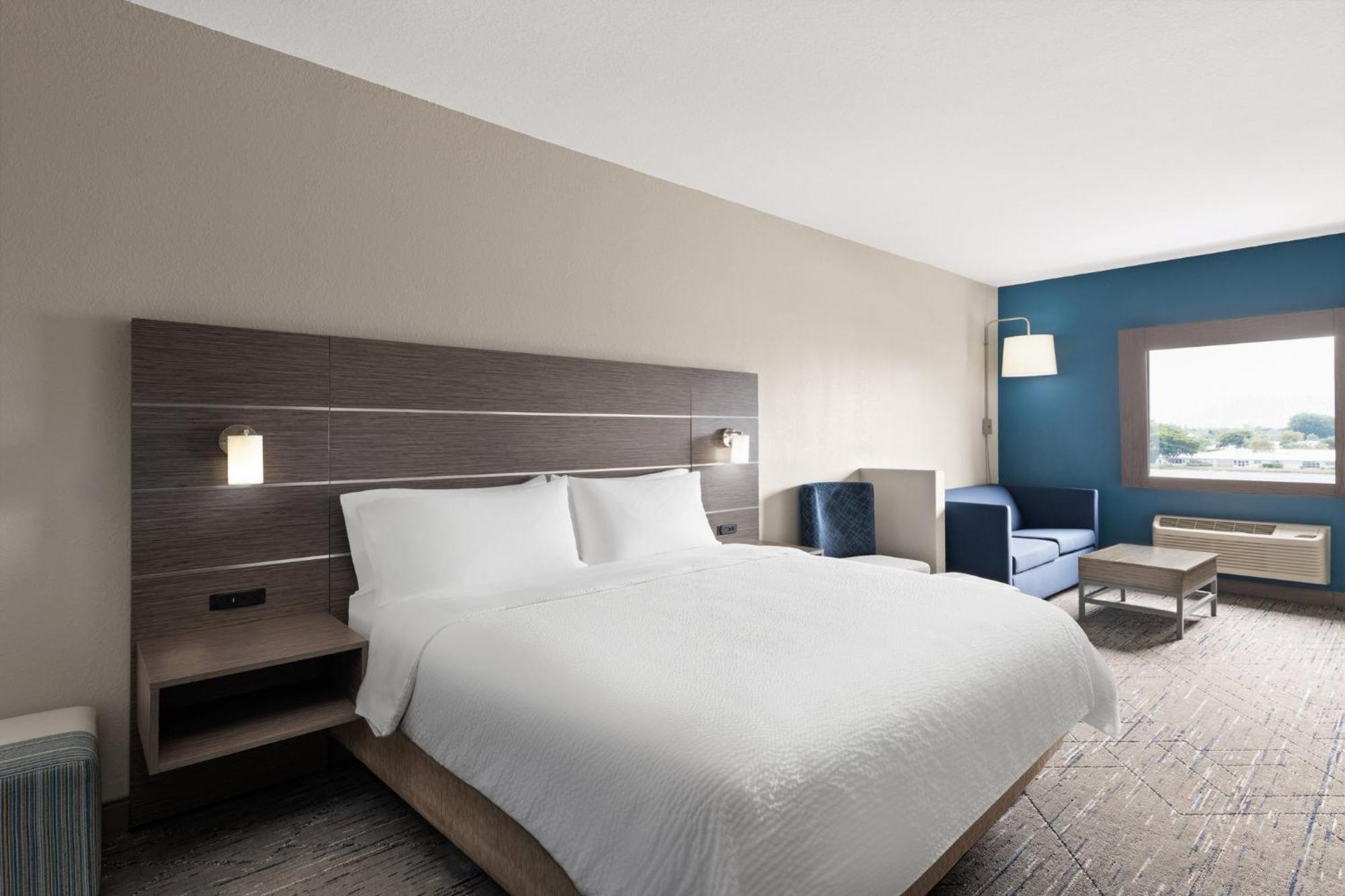 Express & Boynton West By Ihg Hotel 3*