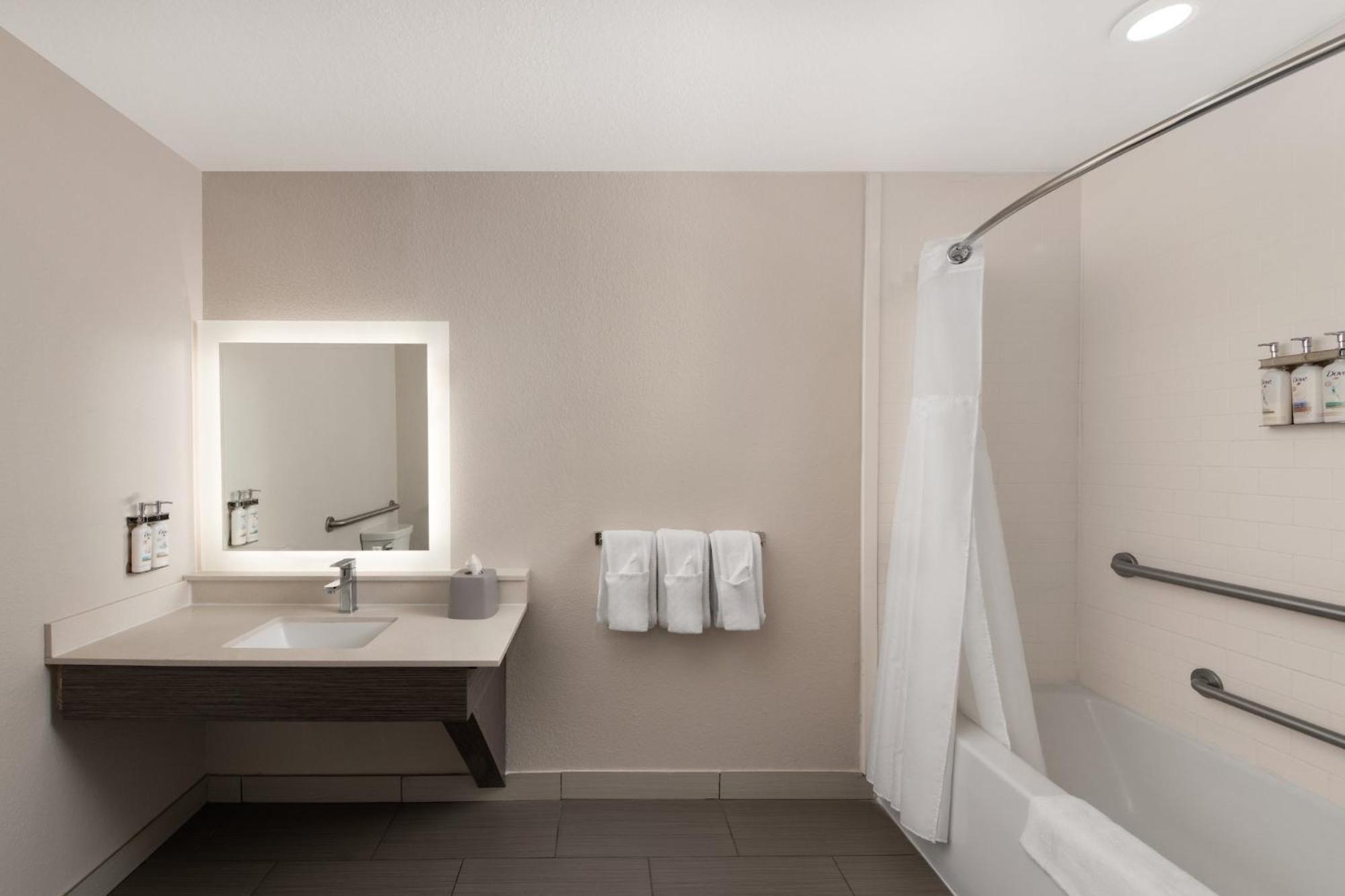 Express & Boynton West By Ihg Hotel 3*