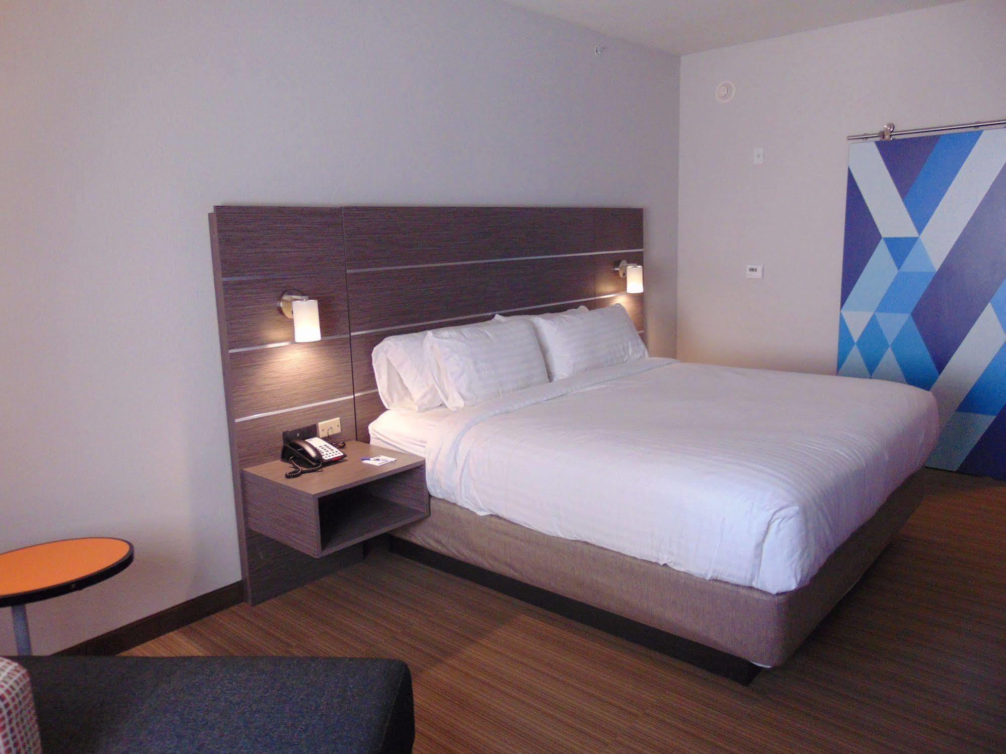 Hotel Express & Boynton West By Ihg